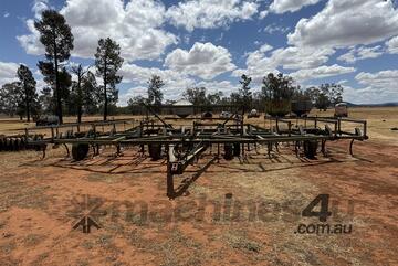 John Deere   CHISEL PLOUGH