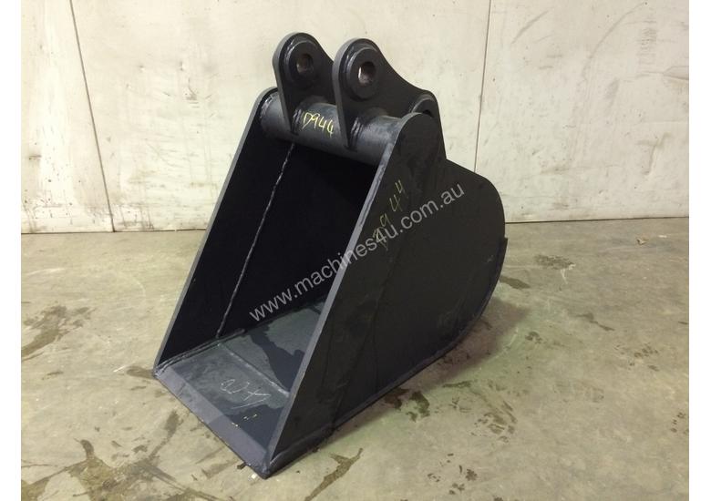 caption UNUSED 400MM DEEP BUM GUMMY BUCKET SUIT 3-4T EXCAVATOR D944