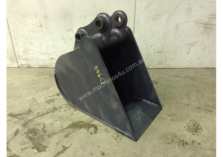 caption UNUSED 400MM DEEP BUM GUMMY BUCKET SUIT 3-4T EXCAVATOR D944