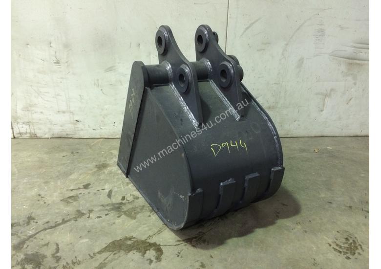 caption UNUSED 400MM DEEP BUM GUMMY BUCKET SUIT 3-4T EXCAVATOR D944