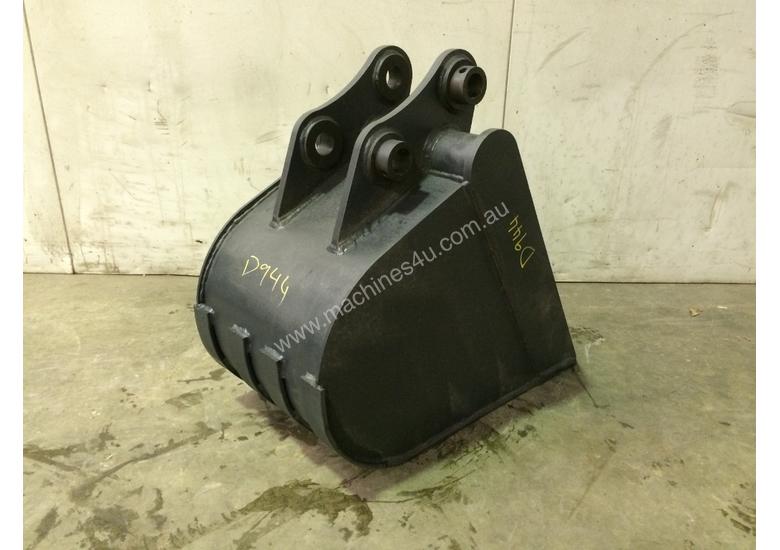 caption UNUSED 400MM DEEP BUM GUMMY BUCKET SUIT 3-4T EXCAVATOR D944