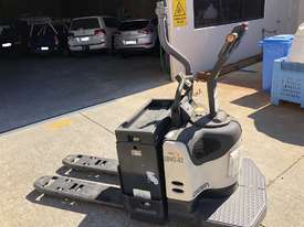 Crown Powered Pallet Truck - picture0' - Click to enlarge