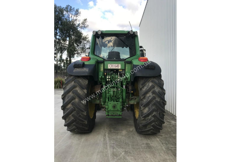 caption John Deere 7530 Premium FWA/4WD Tractor