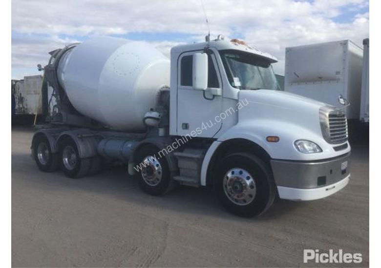 caption 2017 Freightliner Columbia CL112