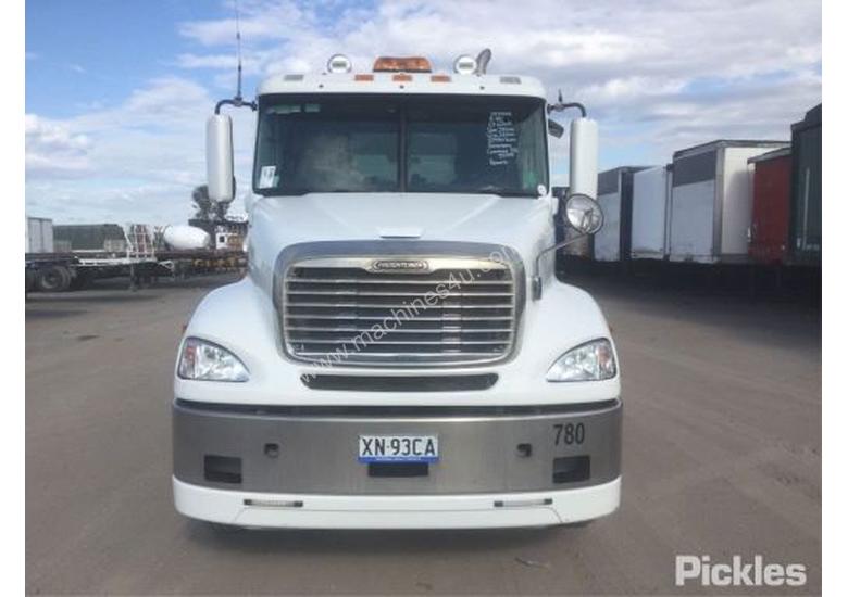 caption 2017 Freightliner Columbia CL112