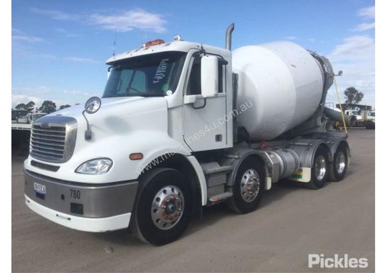 caption 2017 Freightliner Columbia CL112