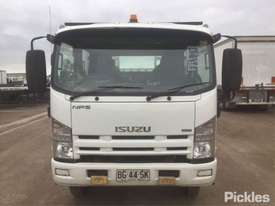 2010 Isuzu NPS300 - picture1' - Click to enlarge
