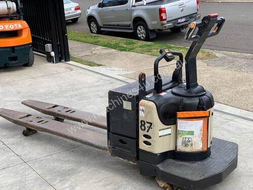 Crown 2.7T Double Length Powered Pallet Mover with Lifting Lugs FOR SALE