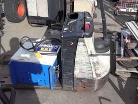 CROWN WALK BEHIND ELECTRIC PALLET JACK & 240 VOLT CHARGER - picture2' - Click to enlarge
