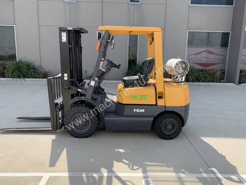 TCM FG25N5 FORKLIFT 