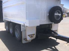 Triaxle pig trailer  - picture2' - Click to enlarge