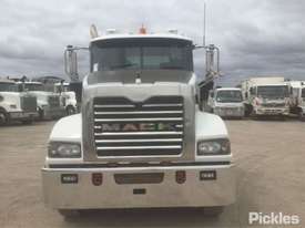 2014 Mack Trident - picture1' - Click to enlarge