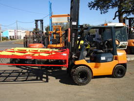 TOYOTA/ HYSTER/ NISSAN FORKLIFT HAY GRAB ATTACHMEN - picture0' - Click to enlarge