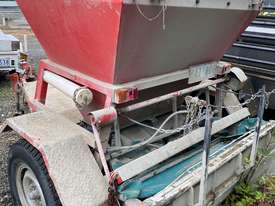 Krata Shaker Cement Spreader  - picture2' - Click to enlarge