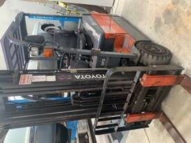 TOYOTA FORKLIFT - picture2' - Click to enlarge