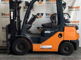 Toyota 2.5t counterbalanced forklift - Hire - picture0' - Click to enlarge