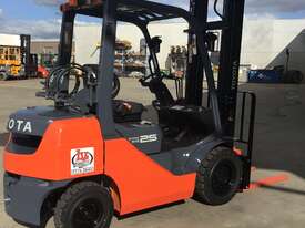 TOYOTA NEW FORKLIFT - picture1' - Click to enlarge