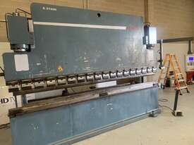 Durma 3.7 M X 200 Ton CNC pressbrake - picture0' - Click to enlarge