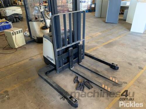 Crown Walkie Stacker - 3000 Series ,Serial No: 5A541464