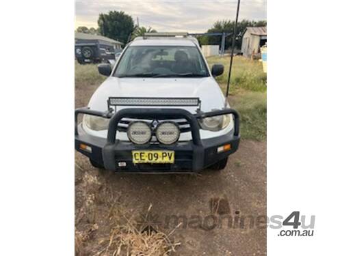 caption 2010 MITSHUBISHI TRITON DUAL CAB