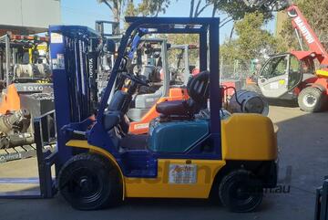 ACTIVE FORKLIFTS - 2005 Komatsu FG25 2.5 ton container entry forklift for sale 4500mm lift height