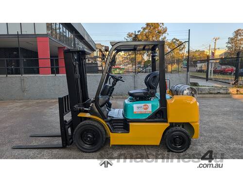 caption KOMATSU 2.5T LPG Counterbalance Forklift | Container Entry | Side Shift