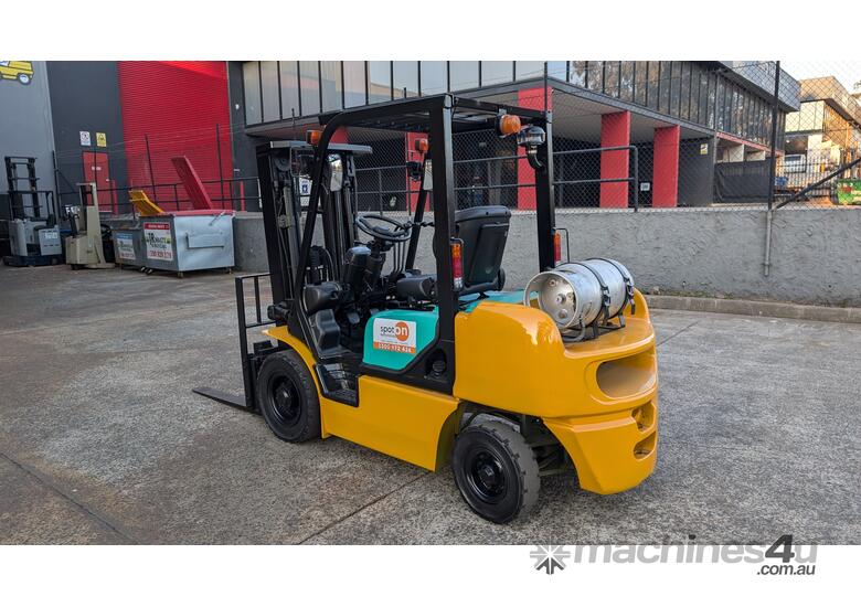 caption KOMATSU 2.5T LPG Counterbalance Forklift | Container Entry | Side Shift