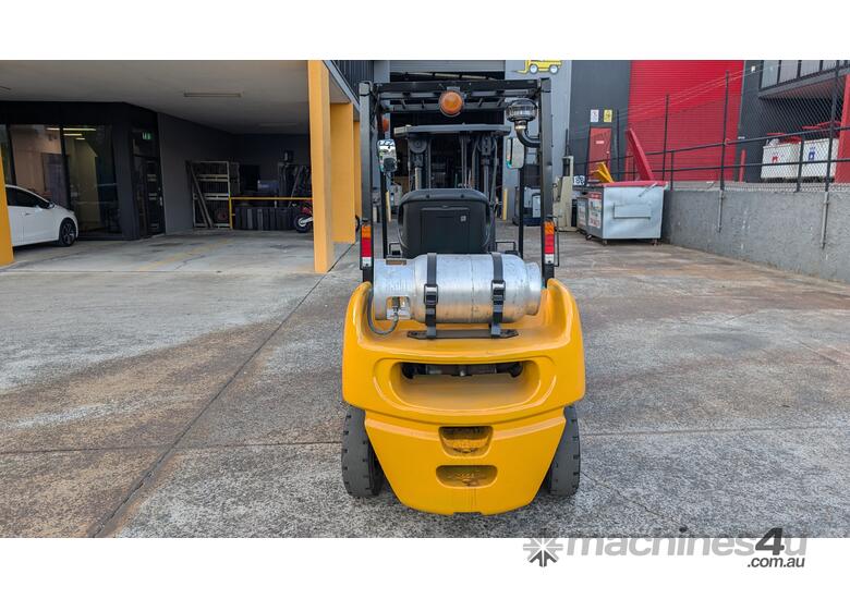 caption KOMATSU 2.5T LPG Counterbalance Forklift | Container Entry | Side Shift