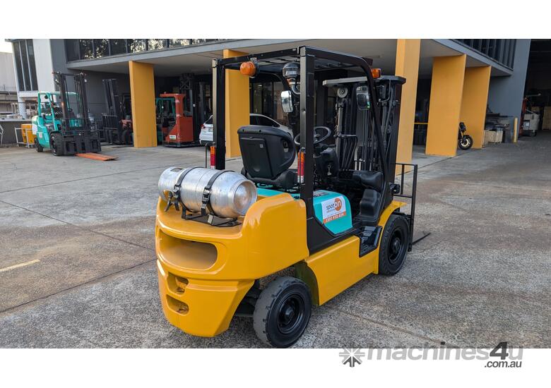 caption KOMATSU 2.5T LPG Counterbalance Forklift | Container Entry | Side Shift