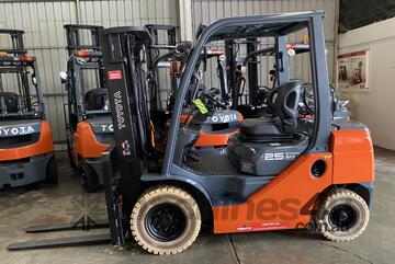 TOYOTA 8FG25 DELUXE 70543 2018 MODEL 2.5 TON 2500 KG CAPACITY LPG GAS FORKLIFT 4500 MM 3 STAGE CONT