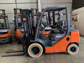  TOYOTA 8FG25 DELUXE 70543 2018 MODEL 2.5 TON 2500 KG CAPACITY LPG GAS FORKLIFT 4500 MM 3 STAGE CONT - picture0' - Click to enlarge