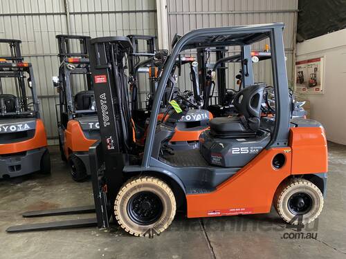  TOYOTA 8FG25 DELUXE 70543 2018 MODEL 2.5 TON 2500 KG CAPACITY LPG GAS FORKLIFT 4500 MM 3 STAGE CONT