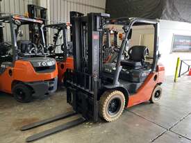  TOYOTA 8FG25 DELUXE 70543 2018 MODEL 2.5 TON 2500 KG CAPACITY LPG GAS FORKLIFT 4500 MM 3 STAGE CONT - picture1' - Click to enlarge