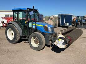 2010 New Holland T4020 Tractor 4 x 4 - picture0' - Click to enlarge