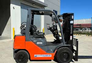 Wollongong Forklift: 2017 Toyota 2.5T LPG, 3-Stage Container Mast, 4.5m Lift!