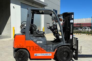 Wollongong Forklift: 2017 Toyota 2.5T LPG, 3-Stage Container Mast, 4.5m Lift!