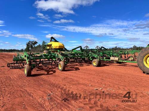 John Deere 1830 Seeder with John Deere 1910 Aircart