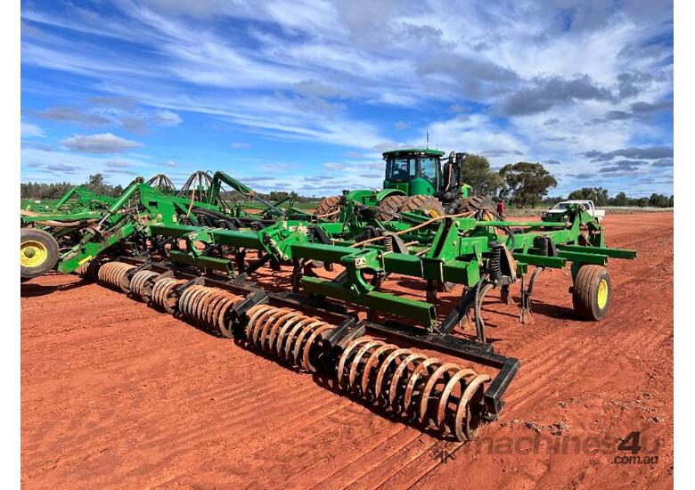 caption John Deere 1830 Seeder with John Deere 1910 Aircart