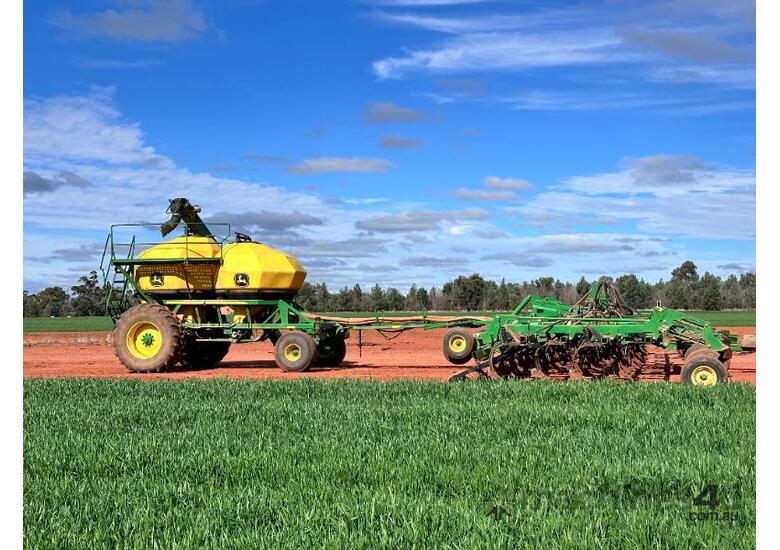 caption John Deere 1830 Seeder with John Deere 1910 Aircart