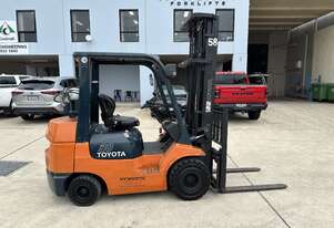 Toyota 3T Compact Gas Forklift 5.5m lift