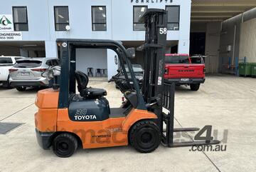 Toyota 3T Compact Gas Forklift 5.5m lift