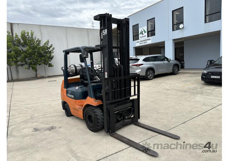 Toyota 3T Compact Gas Forklift 5.5m lift