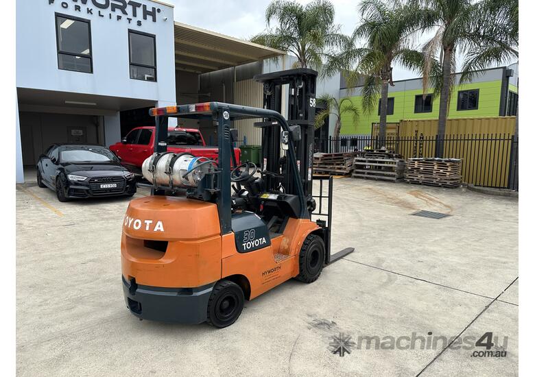 Toyota 3T Compact Gas Forklift 5.5m lift