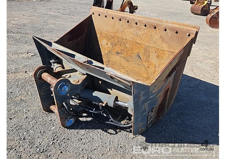 caption Oz 1750mm Hydraulic Tilting Mud Bucket to suit 20T Excavator, 450mm Centers, 330mm Ears, 80mm Pins