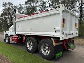 2007 Kenworth T404 SAR, Cummins ISX, 18sp manual - picture2' - Click to enlarge