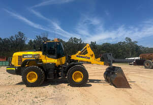 Komatsu WA320-8 Loader/Tool Carrier Loader