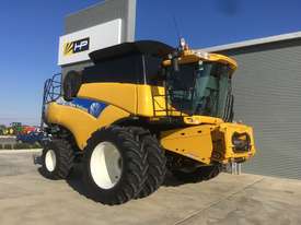 New Holland CR9060 Header(Combine) Harvester/Header - picture1' - Click to enlarge