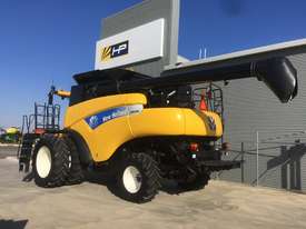 New Holland CR9060 Header(Combine) Harvester/Header - picture2' - Click to enlarge