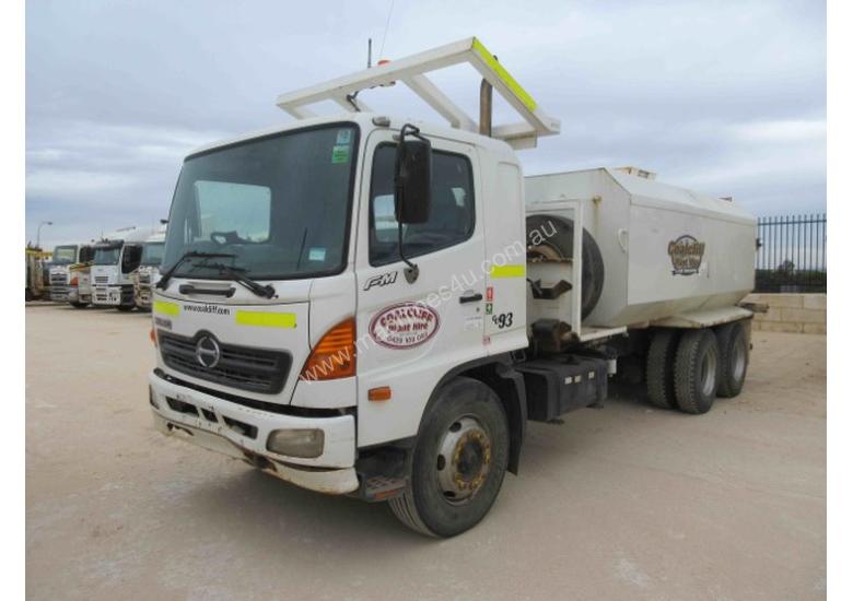 caption 2007 HINO FM WATER TRUCK
