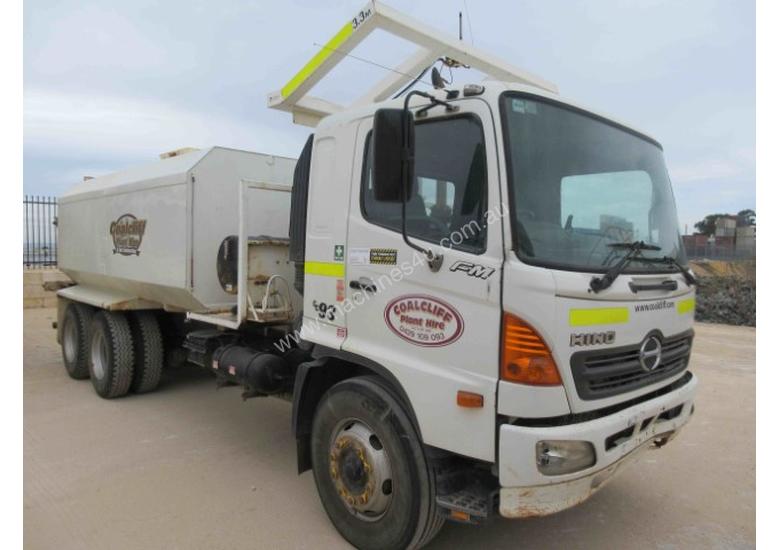 caption 2007 HINO FM WATER TRUCK